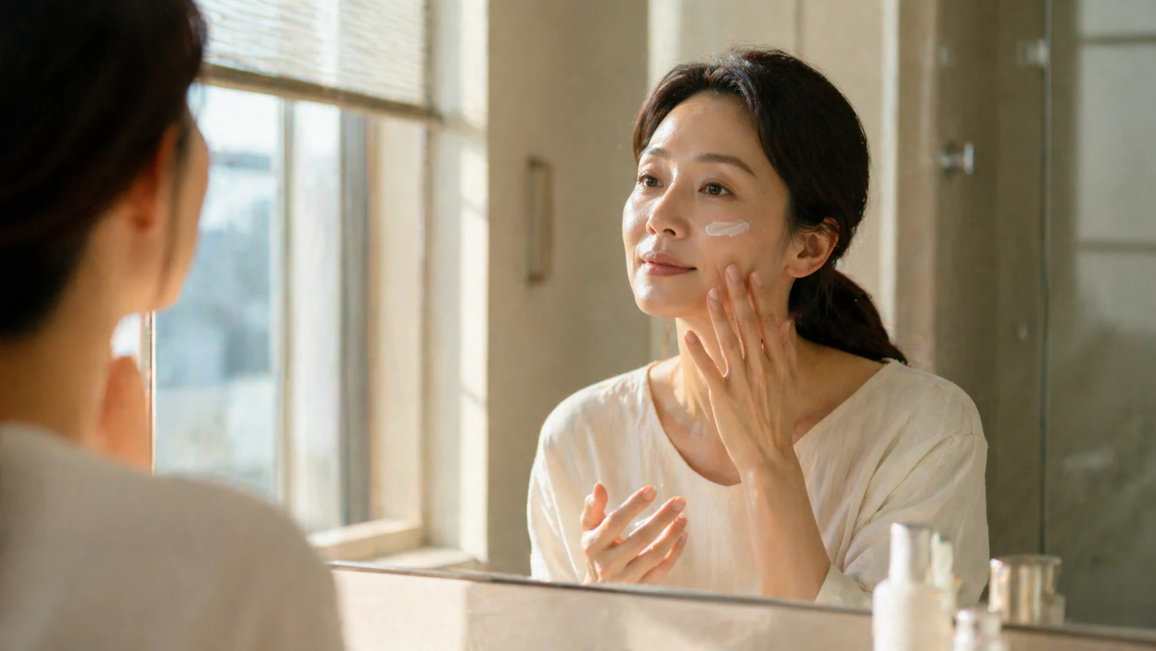 시술 후 자외선 차단과 보습 등 홈케어를 이어가는 모습